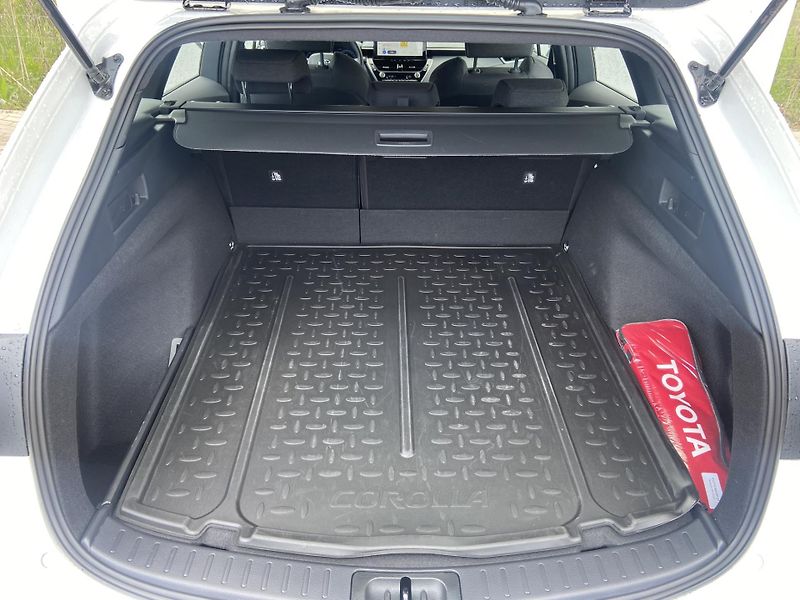Toyota Corolla 1.8 HSD e-CVT Comfort TECH - fotka 12 z 21