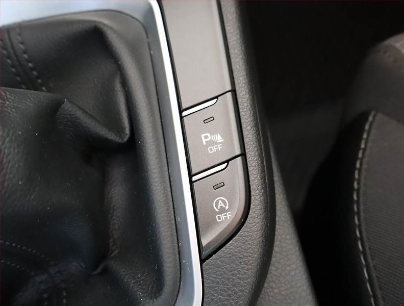 Hyundai i30 (2017) 1.0 T-GDI, Tempomat - fotka 19 z 21