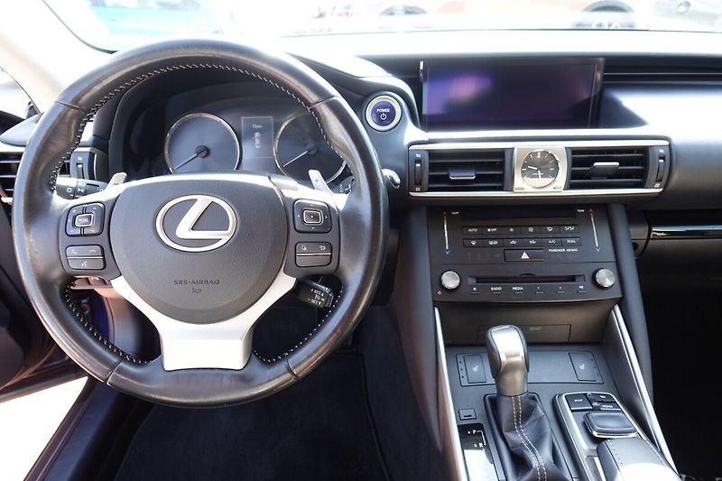 Lexus IS 300h Executive Navi - fotka 15 z 34