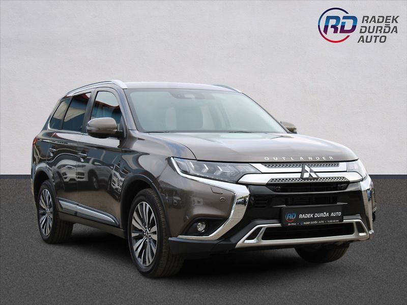 Mitsubishi Outlander 2,0 i  A/T,4x4,7.MÍST,INSTYLE+ - fotka 3 z 38