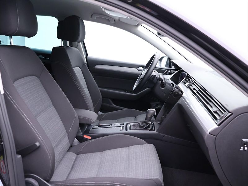 Volkswagen Passat 2,0 TDI 110kW DSG Matrix DPH - fotka 14 z 39