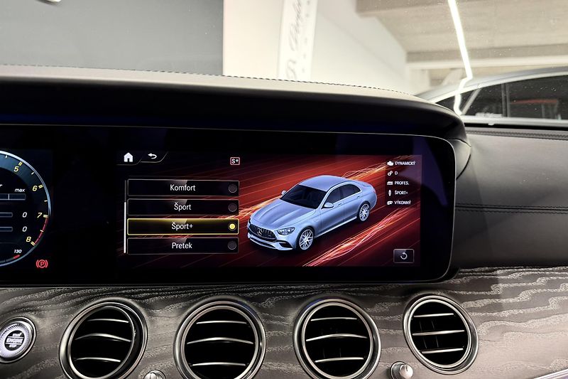 Mercedes-Benz Třídy E (2021) E 63s AMG 4Matic+ V8 Biturbo - fotka 91 z 124