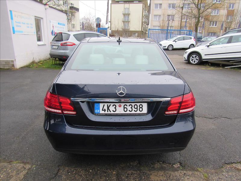 Mercedes-Benz Třídy E 3,0 CDi 350 Bluetec 4MATIC - fotka 5 z 35
