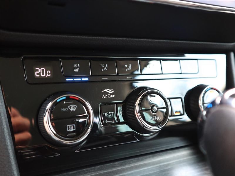 Škoda Superb 2,0 TDI DSG ACC DCC Kamera LED - fotka 36 z 58