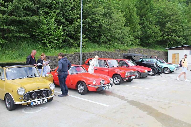Na Centrální parkoviště P1 ve Skiareálu Ještěd se sjelo přes sedm desítek účastníků.