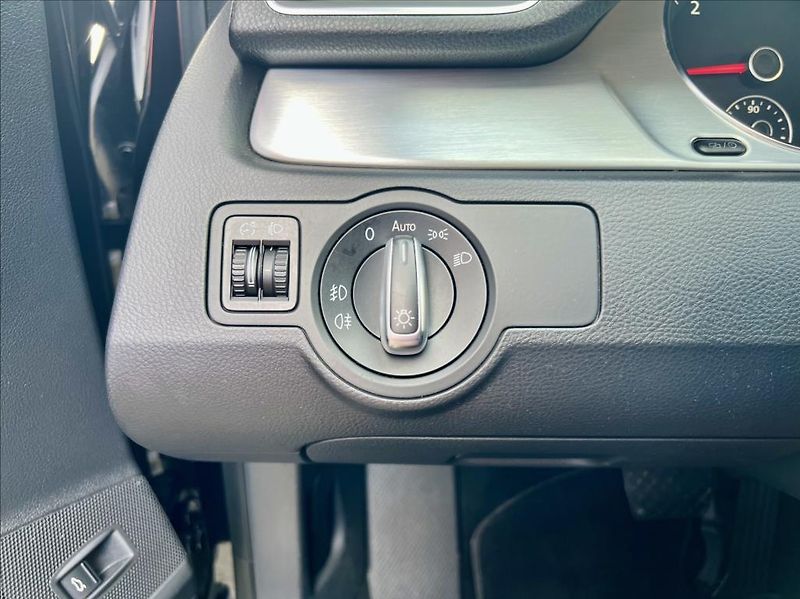Volkswagen Passat 2,0 TDi DSG HIGHLINE / NAVI - fotka 39 z 42
