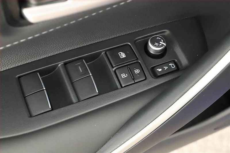 Toyota Corolla (2024) 1.8 Hybrid - fotka 9 z 20