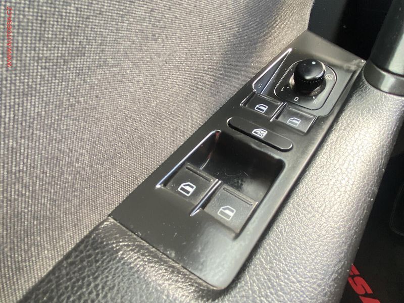 Volkswagen Passat (2013) 1.6TDi, AC, výhřev sed - fotka 12 z 18
