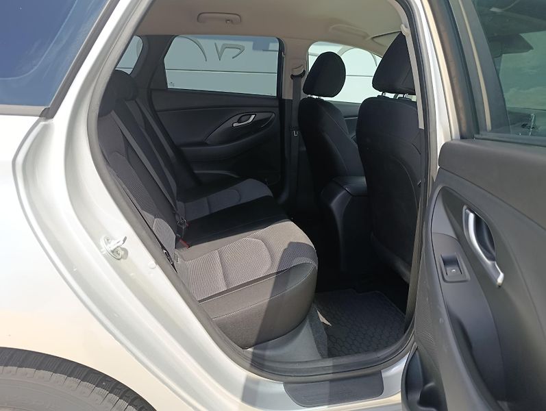 Hyundai i30 1.6CRDI 81kW ČR 1.MAJ DPH - fotka 16 z 32