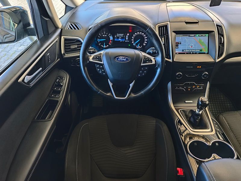Ford S-MAX (2015) 2.0 TDCI 110kW NAVI 7 míst - fotka 17 z 42