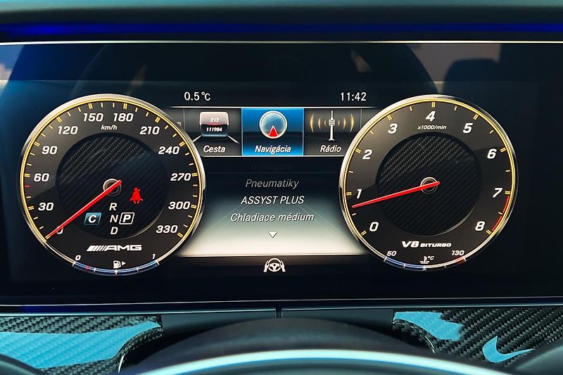 Mercedes-Benz Třídy E (2017) E63S AMG 4Matic+ V8 Biturbo - fotka 57 z 99