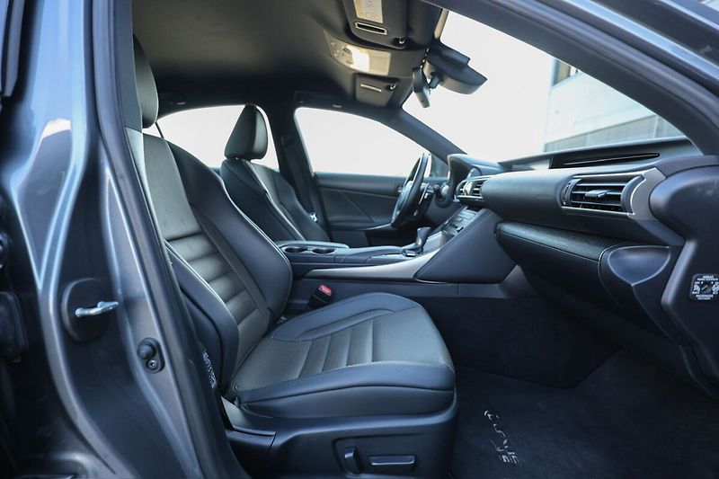 Lexus IS 300h 300H  2,5 HEV F SPORT PLUS - fotka 8 z 26