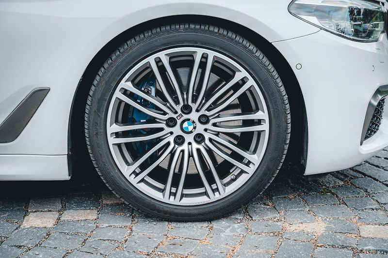 BMW Řada 5 (2017) M550i xDrive ČR  - fotka 14 z 58