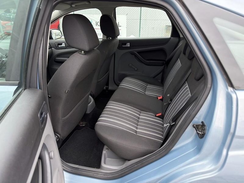 Ford Focus 1.6i 85 kW klima - fotka 7 z 15