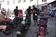 Strakonice si připomněly 105 let od zahájení výroby značky ČZ Sjeli se sem majitelé a obdivovatelé legendárních motocyklů. Na dobu, kdy pro čezetu pracoval, zavzpomínal i náš jediný kosmonaut ve vesmíru Vladimír Remek. A ochotně pózoval na společných sním