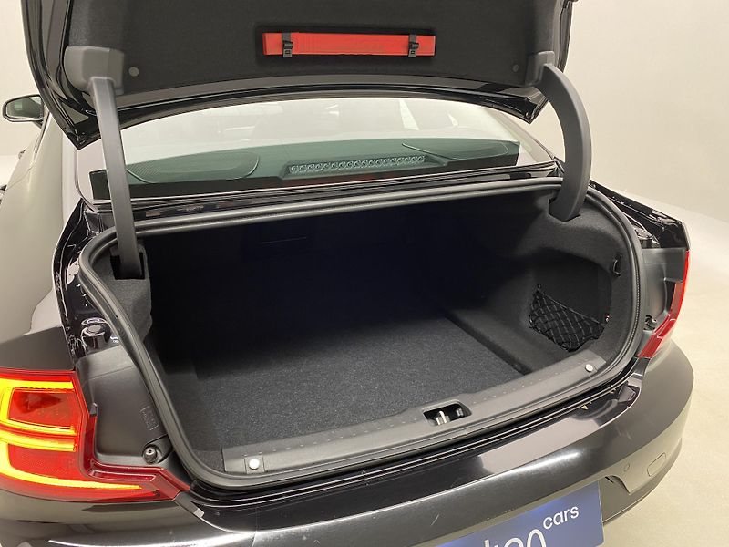 Volvo S90 D4 MOMENTUM AUT  - fotka 6 z 43