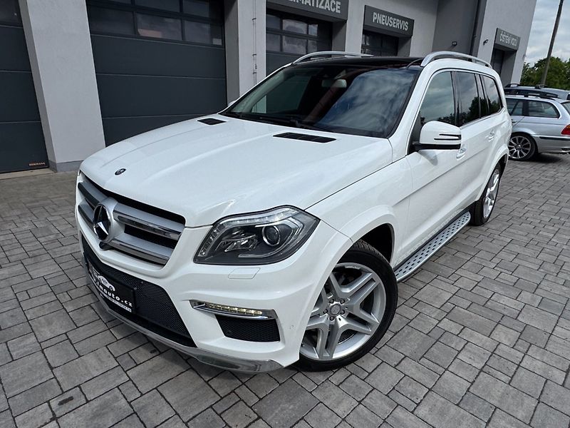 Mercedes-Benz GL (2014) 500 4MATIC - fotka 2 z 42