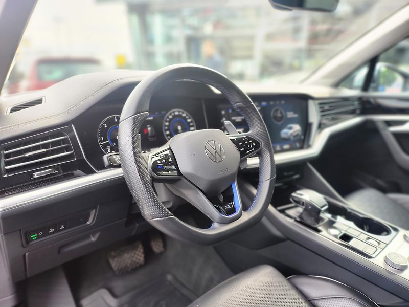 Volkswagen Touareg Elegance 3.0TDi 210kW A8 4x4 - fotka 10 z 27