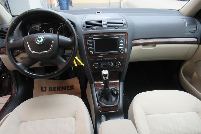 Škoda Octavia 1.6 TDi ELEGANCE WEBASTO TAŽNÉ - fotka 10 z 20