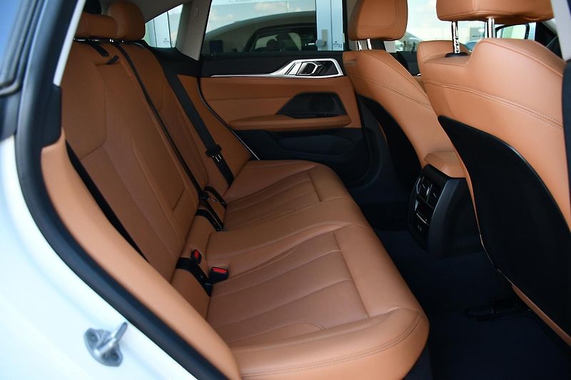 BMW i4 eDrive35 FACELIFT 3L-ZÁRUKA 1M - fotka 21 z 45