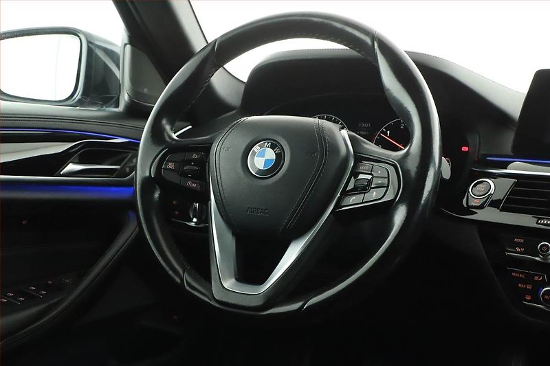 BMW Řada 5 (2018) Luxury Line 530d - fotka 8 z 20