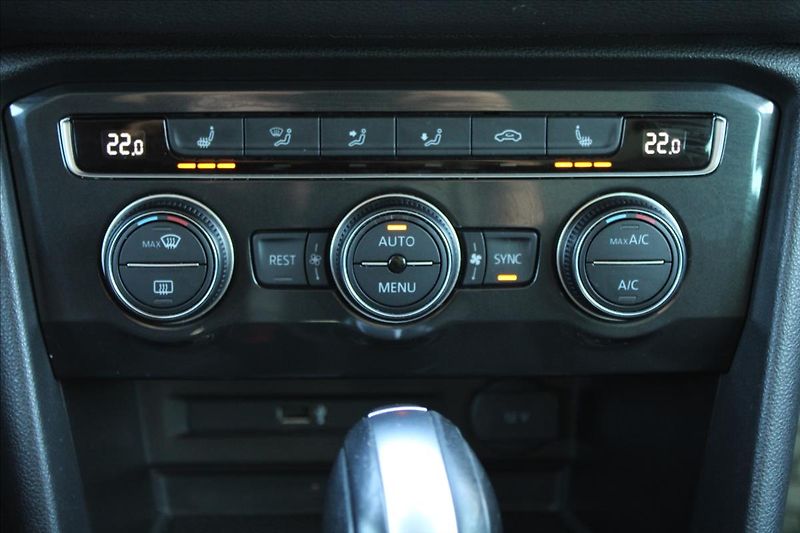 Volkswagen Tiguan 2,0 TDI  1.MAJ,A/T,4x4,R-LINE - fotka 18 z 41