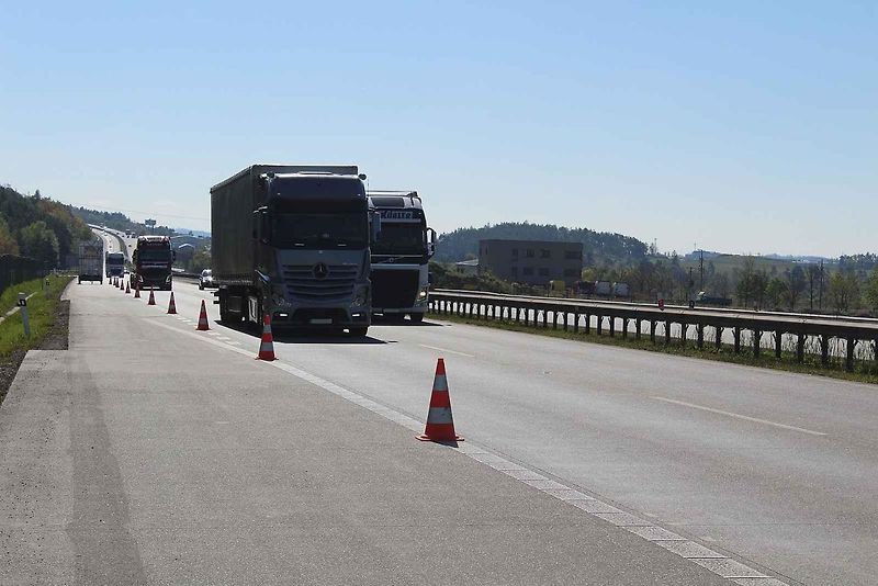 Na dálnici mezi Prahou a Brnem jezdí hodně kamionů. Někteří řidiči jedou spořádaně za sebou, jiní ne.