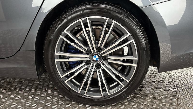 BMW Řada 3 330i AUT xDrive M Sport - fotka 19 z 27