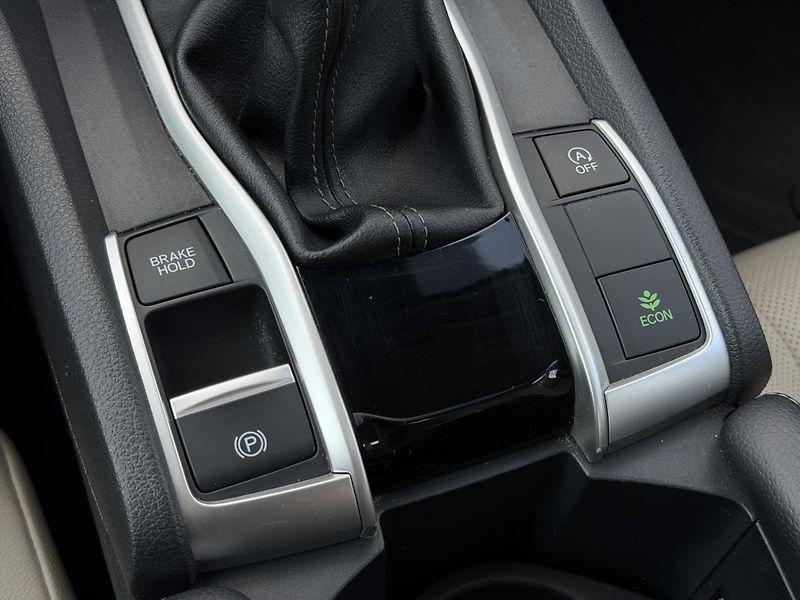 Honda Civic 1.5 VTEC TURBO Executive - fotka 20 z 31