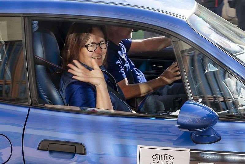Odstartováno! Prezident Petr Pavel a Josef Zajíček pouští na trať první vůz.