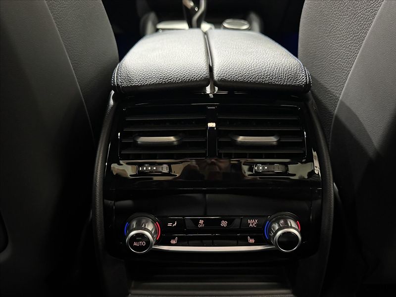 BMW Řada 5 M550i xDRIVE LASER HUD - fotka 26 z 31