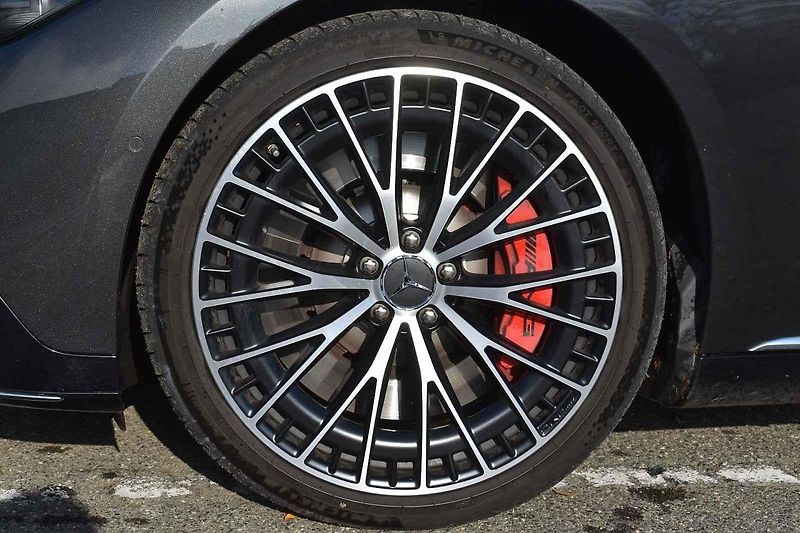 Mercedes AMG EQE 43 4Matic poslouží k reprezentaci i k zábavě