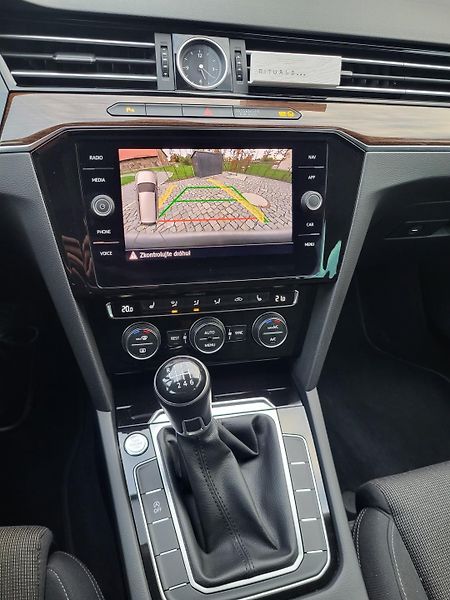 Volkswagen Passat Variant (2018) 2.0 /110kW - fotka 11 z 17