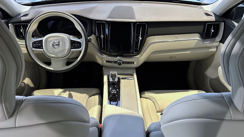 Volvo XC60 (2026) ULTRA DARK, B5 AWD, 184+10 kW - fotka 12 z 12