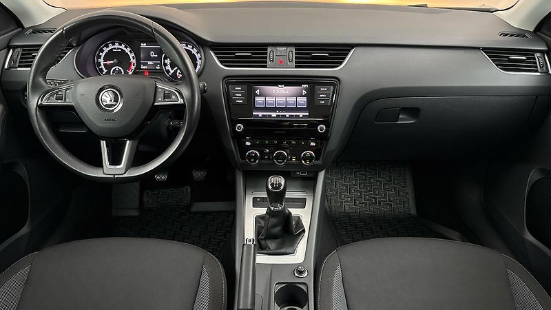 Škoda Octavia 1.6 TDI Ambition Combi - fotka 8 z 24