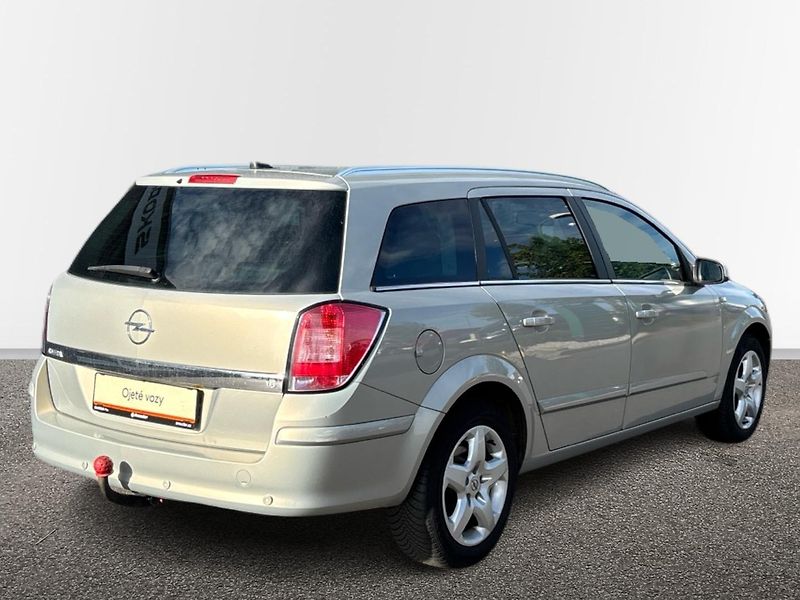 Opel Astra Kombi - fotka 2 z 26