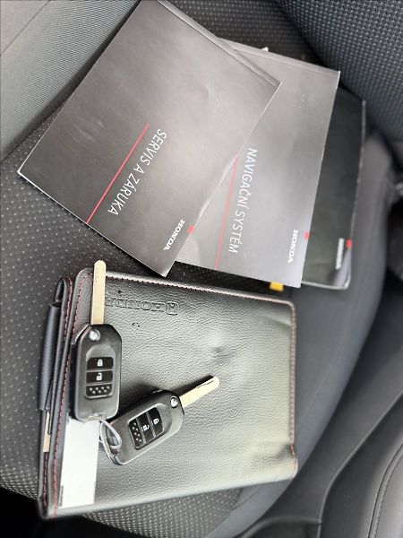 Honda HR-V 1,5 i-VTEC 96kW AUTOMAT TZ - fotka 27 z 27