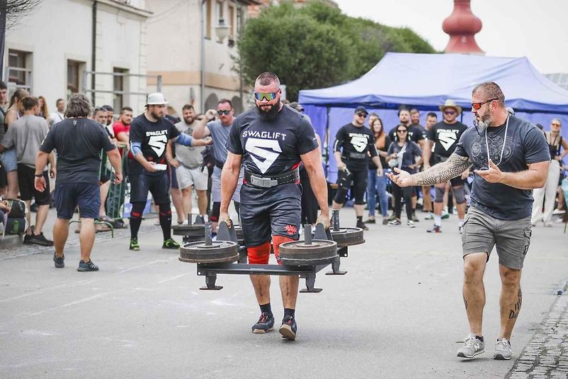 Mistrovství republiky strongmanů v Golčově Jeníkově, kde Mostečan Josef Hojdar vybojoval stříbro.