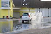 Řidiči se v Jihlavě učili lépe ovládat svůj vůz na mokru. Kurz byl zdarma.