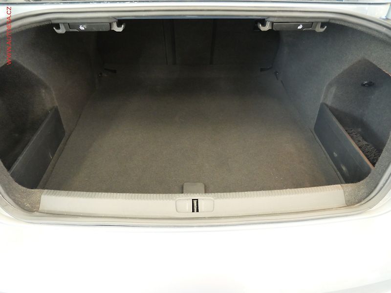 Volkswagen Passat (2012) 2.0 TDI, ČR, servis.kniha - fotka 7 z 20