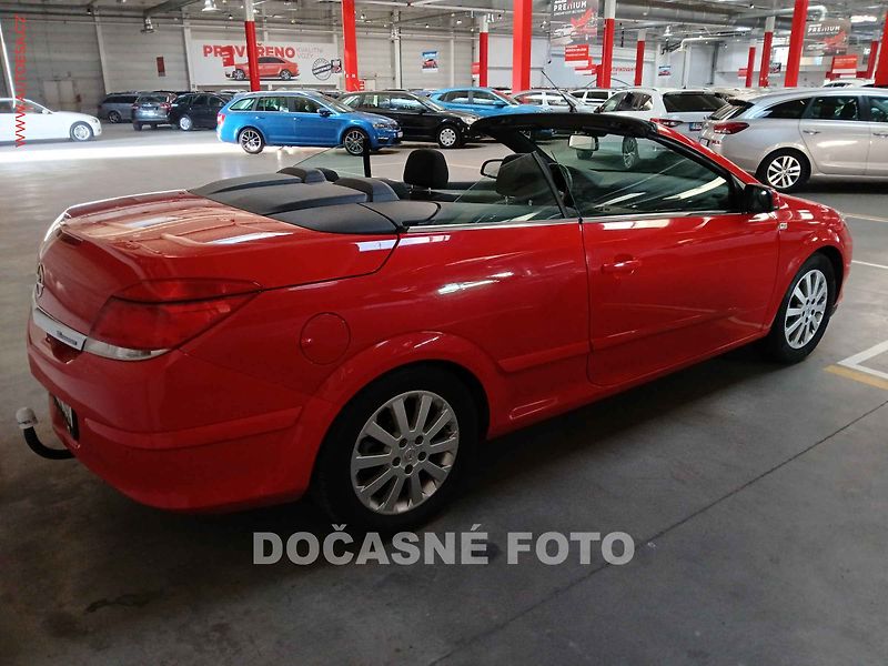 Opel Astra (2007) 1.6i Twin TOP - fotka 2 z 3