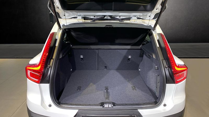 Volvo XC40 (2026) CORE, B3 FWD, 120+10 kW / 163+ - fotka 7 z 14