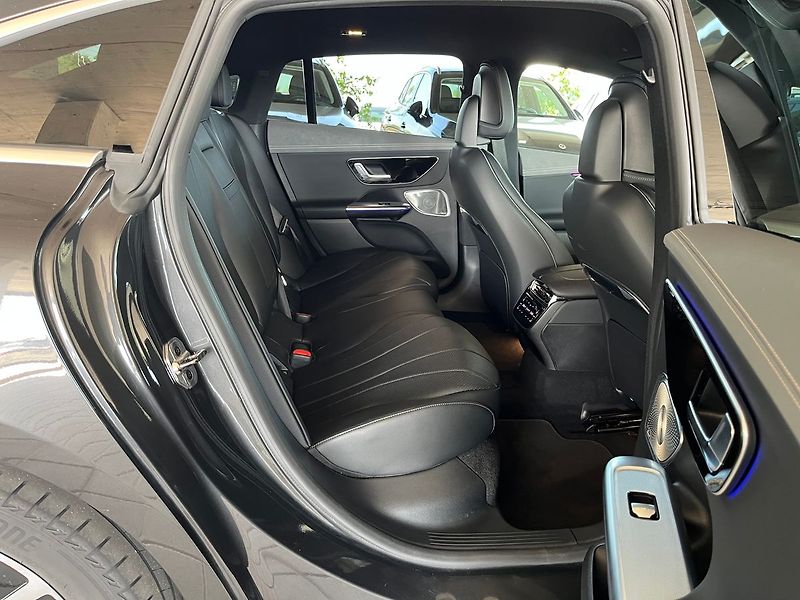 Mercedes-Benz EQE 300 Electric Art - fotka 16 z 19