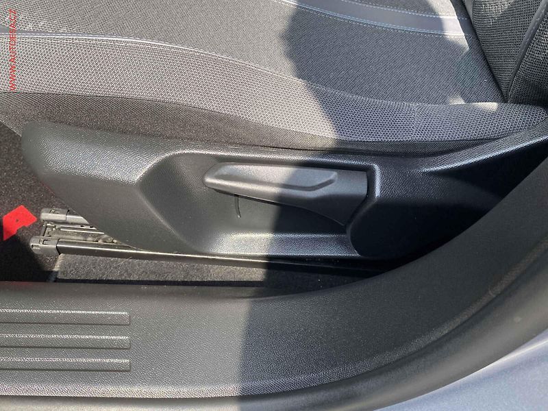 Peugeot 2008 (2020) 1.2PT, Allure, TZ, navi - fotka 14 z 17