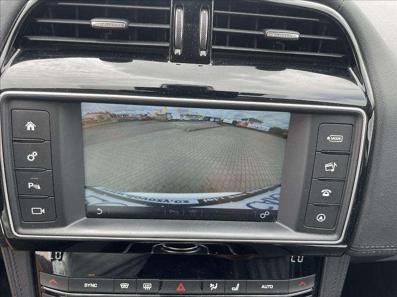 Jaguar F-Pace 3,0 d 221kw AWD Aut. DPH - fotka 18 z 33