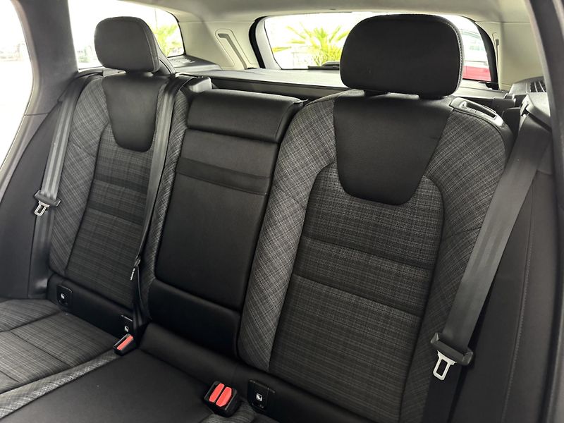 Volvo V60 T6 AWD*Recharge*KeyLess*Tažné - fotka 16 z 39