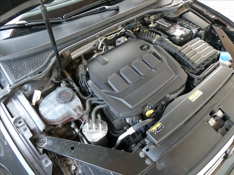 Volkswagen Passat 2,0 TDi DSG FULL LED BUSINESS - fotka 39 z 41