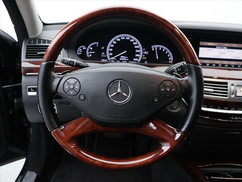 Mercedes-Benz Třídy S 4,7 500 L 320 kW 4 Matic AMG - fotka 18 z 39
