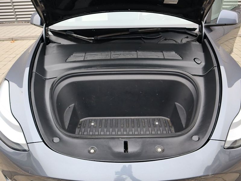 Tesla Model Y (2022) - fotka 45 z 45
