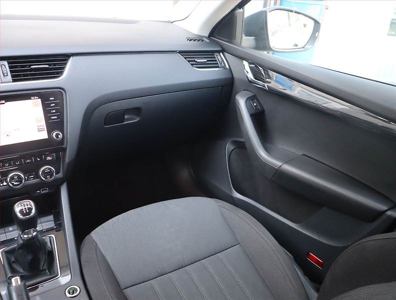 Škoda Octavia (2019) 1.6 TDI, Navi, Tempomat - fotka 8 z 16